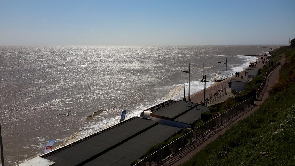 The Sandrock Clacton-on-Sea Exterior foto