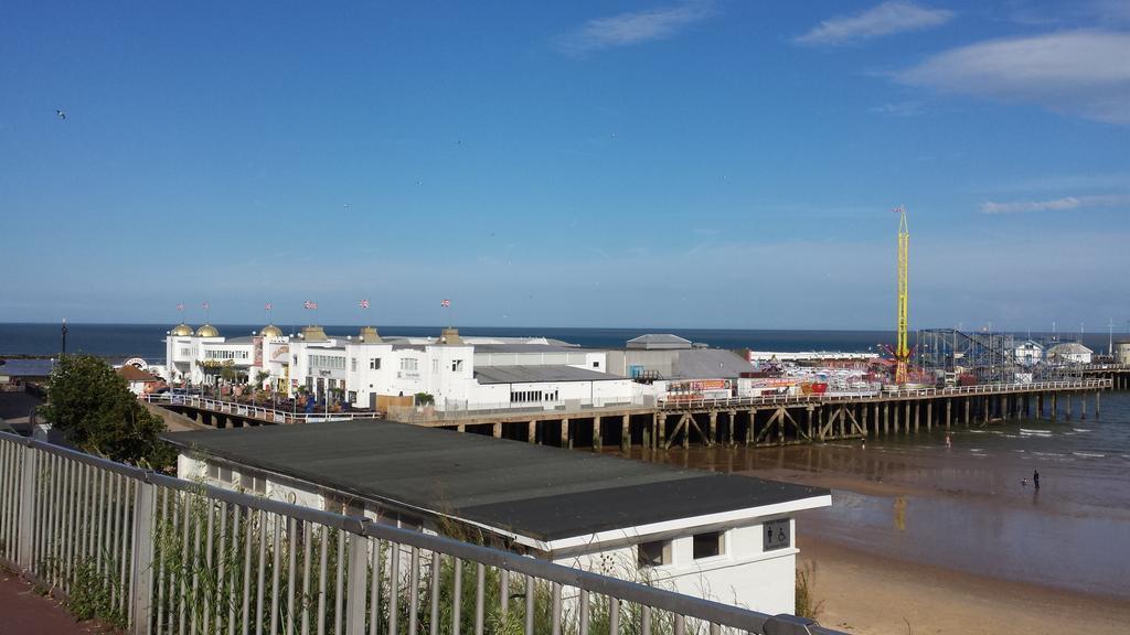 The Sandrock Clacton-on-Sea Exterior foto